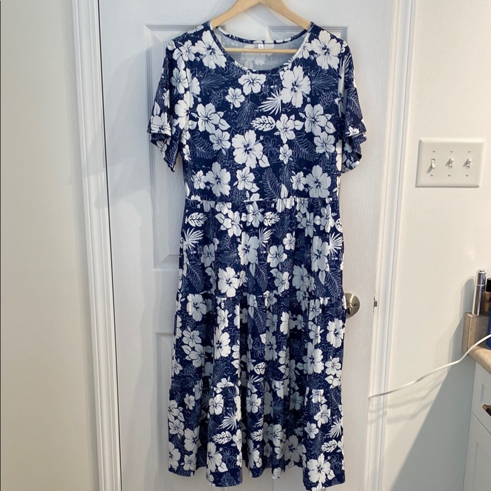 Women's Floral Blue and White Nap Dress Size Large